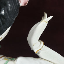 Cargar imagen en el visor de la galería, Antigua Figura Escultura Porcelana Geisha Japonesa en Roca