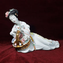Cargar imagen en el visor de la galería, Antigua Figura Geisha Porcelana con Canasta Flores, Dañada