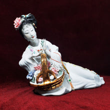 Cargar imagen en el visor de la galería, Antigua Figura Geisha Porcelana con Canasta Flores, Dañada