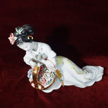 Cargar imagen en el visor de la galería, Antigua Figura Geisha Porcelana con Canasta Flores, Dañada