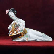 Cargar imagen en el visor de la galería, Antigua Figura Geisha Porcelana con Canasta Flores, Dañada