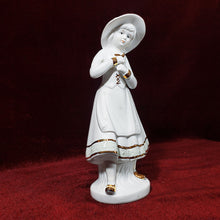 Cargar imagen en el visor de la galería, Antigua Figura Porcelana Campesina Flores Montefiori Collection