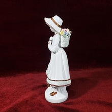 Cargar imagen en el visor de la galería, Antigua Figura Porcelana Campesina Flores Montefiori Collection