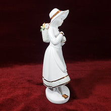 Cargar imagen en el visor de la galería, Antigua Figura Porcelana Campesina Flores Montefiori Collection