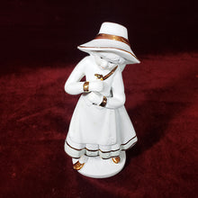 Cargar imagen en el visor de la galería, Antigua Figura Porcelana Campesina Flores Montefiori Collection