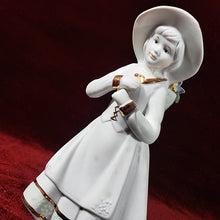 Cargar imagen en el visor de la galería, Antigua Figura Porcelana Campesina Flores Montefiori Collection