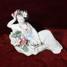 Cargar imagen en el visor de la galería, Antiguo Figura Geisha Porcelana Grande con Flores, 2 kg