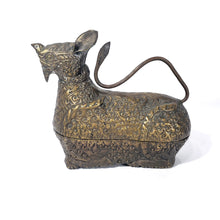 Cargar imagen en el visor de la galería, Antigua Caja Camboyana para Betel de Metal ca. 1940 Animal Mitológico