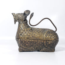 Cargar imagen en el visor de la galería, Antigua Caja Camboyana para Betel de Metal ca. 1940 Animal Mitológico