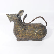 Cargar imagen en el visor de la galería, Antigua Caja Camboyana para Betel de Metal ca. 1940 Animal Mitológico