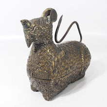 Cargar imagen en el visor de la galería, Antigua Caja Camboyana para Betel de Metal ca. 1940 Animal Mitológico