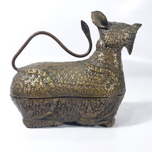 Cargar imagen en el visor de la galería, Antigua Caja Camboyana para Betel de Metal ca. 1940 Animal Mitológico