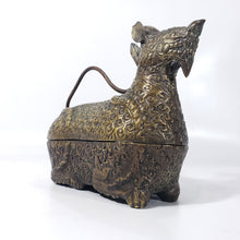 Cargar imagen en el visor de la galería, Antigua Caja Camboyana para Betel de Metal ca. 1940 Animal Mitológico