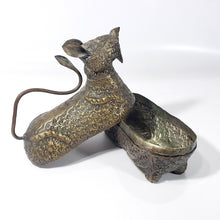 Cargar imagen en el visor de la galería, Antigua Caja Camboyana para Betel de Metal ca. 1940 Animal Mitológico