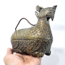 Cargar imagen en el visor de la galería, Antigua Caja Camboyana para Betel de Metal ca. 1940 Animal Mitológico