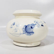 Cargar imagen en el visor de la galería, Portavelas Antiguo de Porcelana Decoración Flores Azules