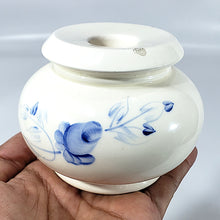 Cargar imagen en el visor de la galería, Portavelas Antiguo de Porcelana Decoración Flores Azules