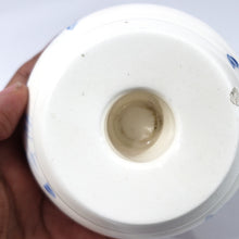 Cargar imagen en el visor de la galería, Portavelas Antiguo de Porcelana Decoración Flores Azules