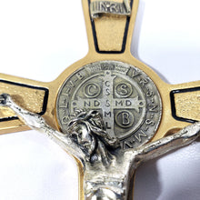 Cargar imagen en el visor de la galería, Crucifijo Medalla San Benito Dorado Plateado Vintage 19 cm Italiano