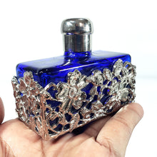 Cargar imagen en el visor de la galería, Antigua Botella Perfumero Azul Cristal Decoración Metal Floral