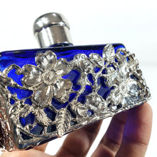 Cargar imagen en el visor de la galería, Antigua Botella Perfumero Azul Cristal Decoración Metal Floral