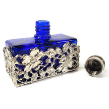 Cargar imagen en el visor de la galería, Antigua Botella Perfumero Azul Cristal Decoración Metal Floral