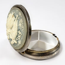 Cargar imagen en el visor de la galería, Antiguo Pastillero Camafeo Latón Resina 60s Vintage Pequeño