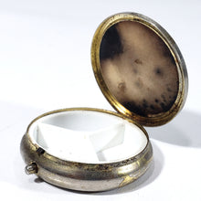 Cargar imagen en el visor de la galería, Antiguo Pastillero Camafeo Latón Resina 60s Vintage Pequeño
