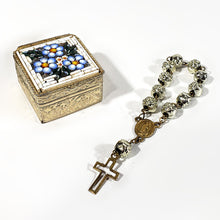 Cargar imagen en el visor de la galería, Antigua Caja Italiana Latón con Decenario Rosas Metal Vintage