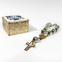 Cargar imagen en el visor de la galería, Antigua Caja Italiana Latón con Decenario Rosas Metal Vintage