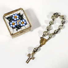 Cargar imagen en el visor de la galería, Antigua Caja Italiana Latón con Decenario Rosas Metal Vintage