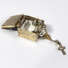 Cargar imagen en el visor de la galería, Antigua Caja Italiana Latón con Decenario Rosas Metal Vintage