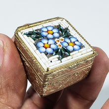 Cargar imagen en el visor de la galería, Antigua Caja Italiana Latón con Decenario Rosas Metal Vintage