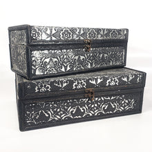 Cargar imagen en el visor de la galería, Par de Cofres, Baúles o Cajas Artesanales con Cubierta de Repujado