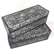 Cargar imagen en el visor de la galería, Par de Cofres, Baúles o Cajas Artesanales con Cubierta de Repujado