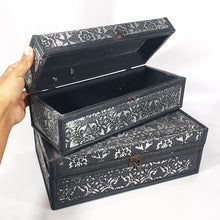 Cargar imagen en el visor de la galería, Par de Cofres, Baúles o Cajas Artesanales con Cubierta de Repujado