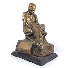 Cargar imagen en el visor de la galería, Antigua Escultura "El Constructor" Resina Artista Héctor Rodríguez
