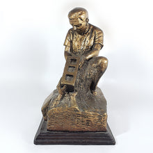 Cargar imagen en el visor de la galería, Antigua Escultura "El Constructor" Resina Artista Héctor Rodríguez