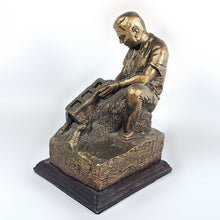 Cargar imagen en el visor de la galería, Antigua Escultura "El Constructor" Resina Artista Héctor Rodríguez