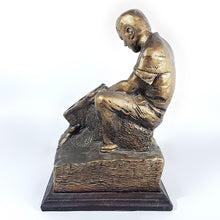 Cargar imagen en el visor de la galería, Antigua Escultura "El Constructor" Resina Artista Héctor Rodríguez