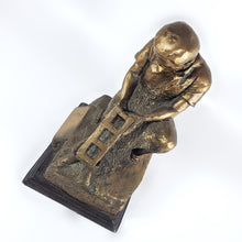 Cargar imagen en el visor de la galería, Antigua Escultura "El Constructor" Resina Artista Héctor Rodríguez