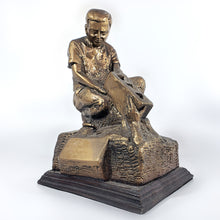 Cargar imagen en el visor de la galería, Antigua Escultura "El Constructor" Resina Artista Héctor Rodríguez