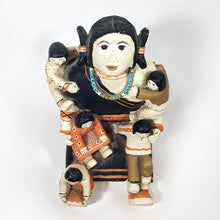 Cargar imagen en el visor de la galería, Antigua Escultura Pequeña Mujer Tradicional Hopi Artesanía
