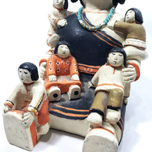 Cargar imagen en el visor de la galería, Antigua Escultura Pequeña Mujer Tradicional Hopi Artesanía