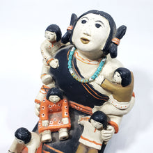 Cargar imagen en el visor de la galería, Antigua Escultura Pequeña Mujer Tradicional Hopi Artesanía