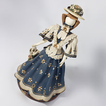 Cargar imagen en el visor de la galería, Antigua Artesanía Lujo Muñeca Sin Rostro República Dominicana