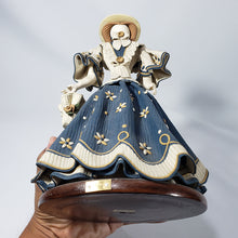 Cargar imagen en el visor de la galería, Antigua Artesanía Lujo Muñeca Sin Rostro República Dominicana