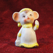 Cargar imagen en el visor de la galería, Ratoncito Miniatura De Porcelana Con Pijama