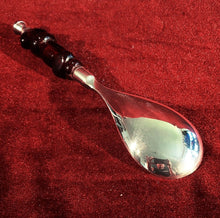Cargar imagen en el visor de la galería, Cuchara Sopera Antigua Con Mango De Vidrio Ámbar