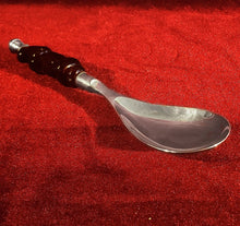 Cargar imagen en el visor de la galería, Cuchara Sopera Antigua Con Mango De Vidrio Ámbar